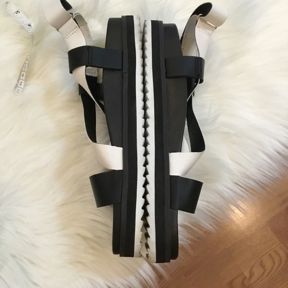 STYLUS size 8 black & white sandal with adjustable Velcro at heel - Picture 15 of 16